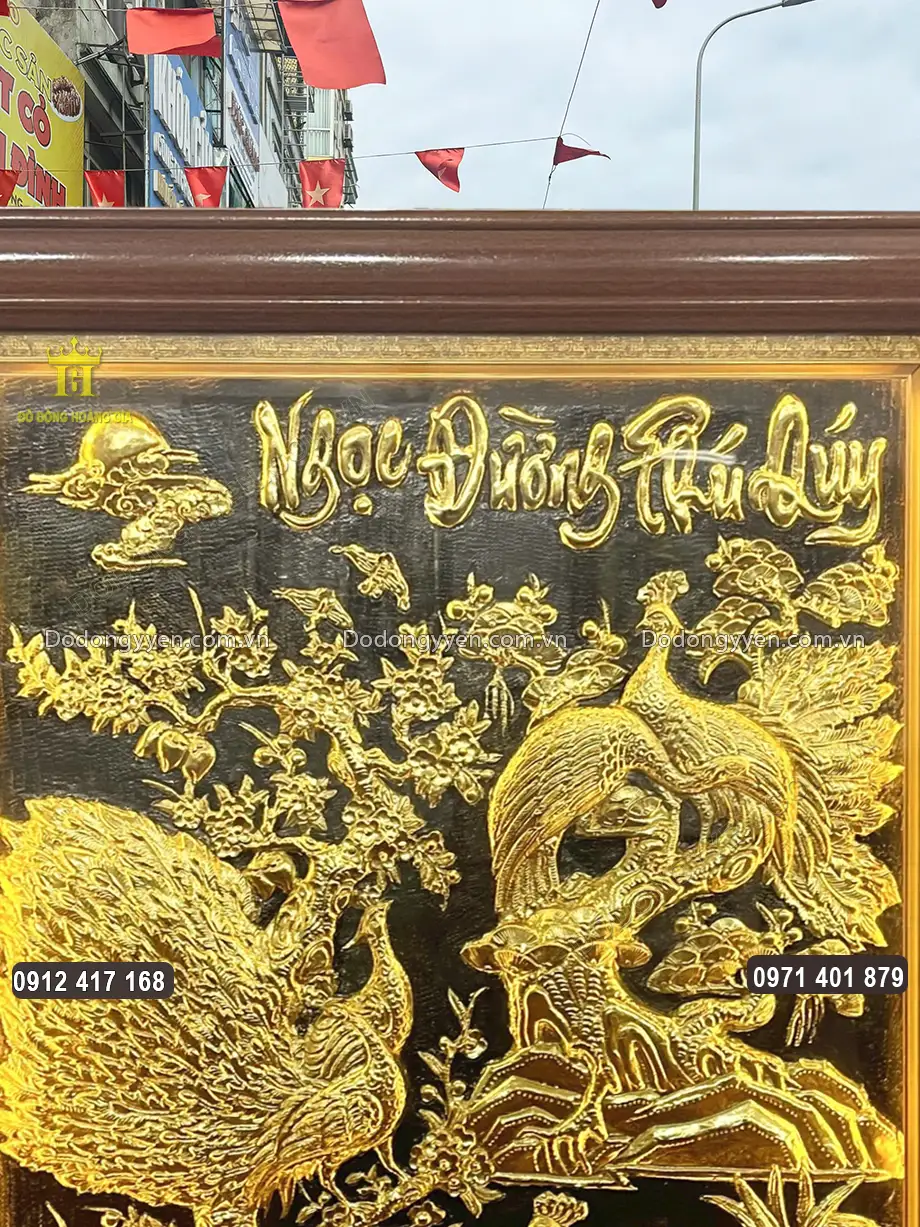 Chữ "Ngọc Đường Ph&uacute; Qu&yacute;" được chạm th&uacute;c nổi theo lối thư ph&aacute;p